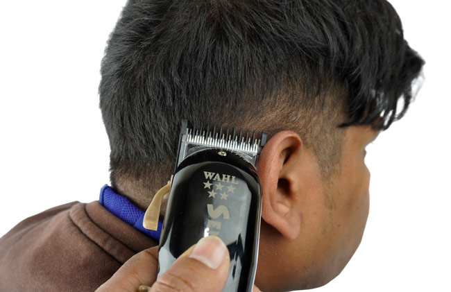 Wahl Senior in motion with comb